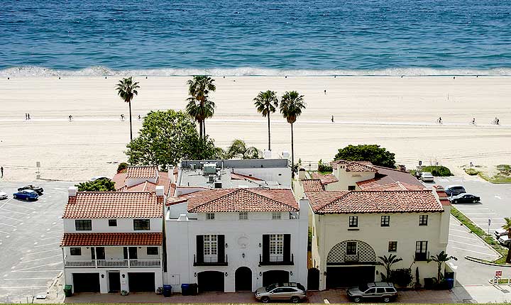 House sitting and Pet Sitting in Los Angeles - the perfect alternative to dog boarding